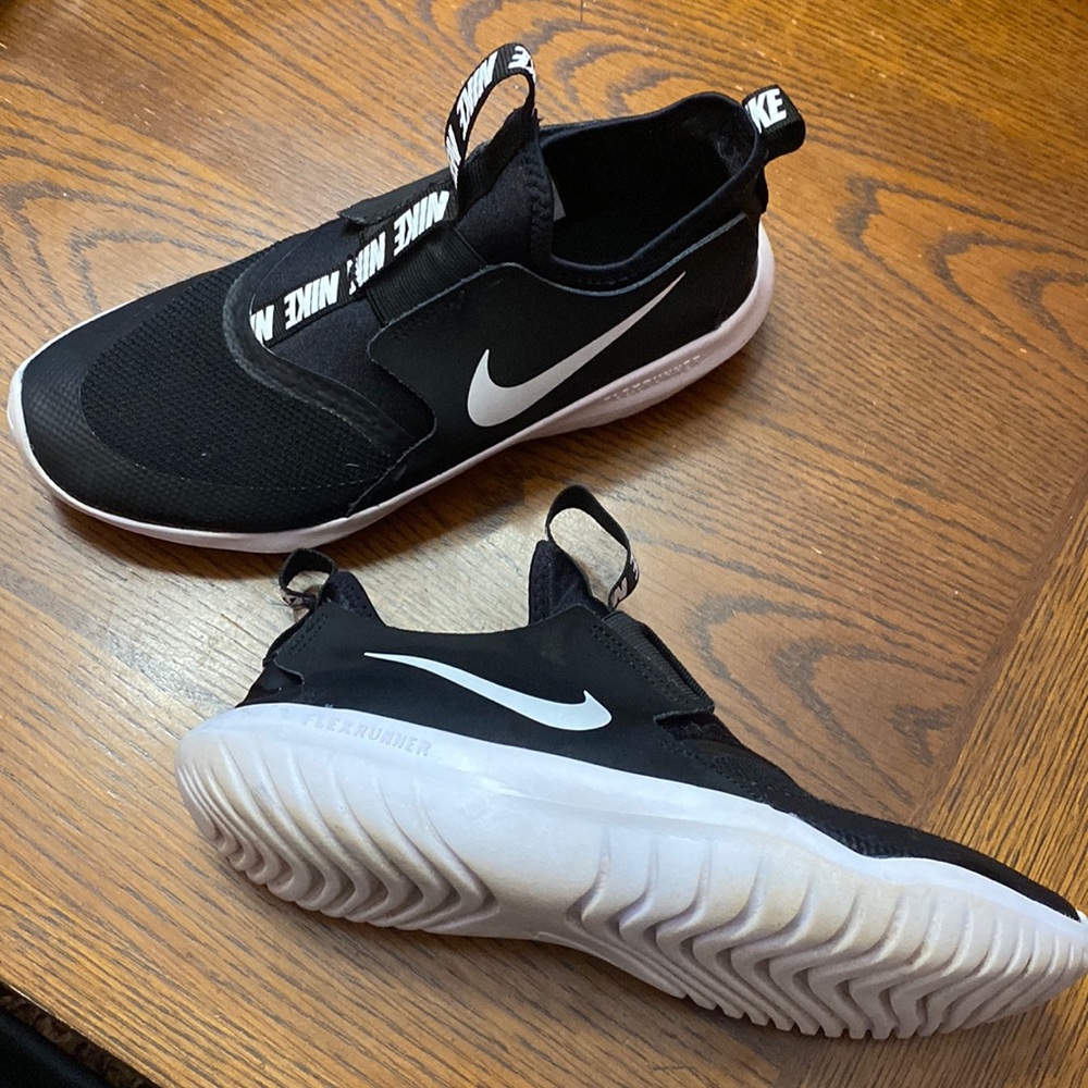 Nike Flex Runner size 6Y
Big Kids' Running Shoes